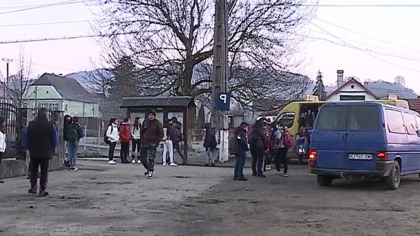 Transportul elevilor la școală le dă mari bătăi de cap autorităţilor