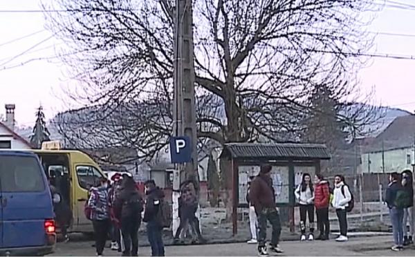 Transportul elevilor către şcoală, în pericol din cauza lipsei normelor de aplicare a legii