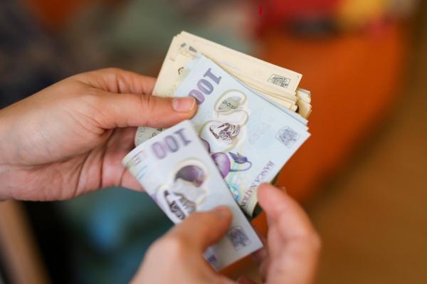 Un proiect controversat: fără pensie și salariu la stat. Specialiștii spun că astfel sunt încălcate două drepturi constituţionale