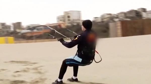 Pasionaţii de senzaţii tari se pregătesc deja de sezonul estival. Primii elevi au început lecţiile de kitesurfing