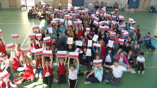 "Infinit pentru mama". Mii de copii au continuat visul și le-au scris mamelor cea mai lungă scrisoare de 8 martie