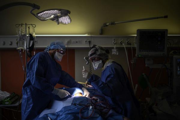 Acuzații grave: Pacienți cu Covid sedați și legați de pat, la Sibiu. ”Am vazut cum se omoară oameni prin sedare”