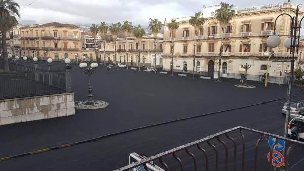 Ploaie neagră de cenușă și rocă vulcanică în Silicia, după erupția Vulcanului Etna