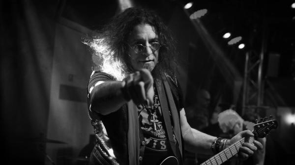 Adi Bărar, fondatorul trupei Cargo, a fost condus pe ultimul drum, după ce a murit răpus de coronavirus