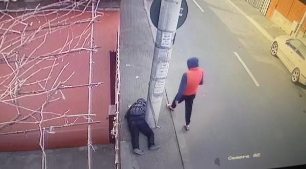 Un bărbat rănit, prăbuşit inconştient pe trotuar, a fost jefuit de un tânăr în Bucureşti. Momentul a fost filmat