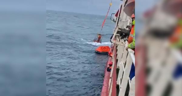 Imagini de la salvarea marinarilor de pe nava naufragiată în Marea Neagră. Comandantul și electromecanicul navei au murit