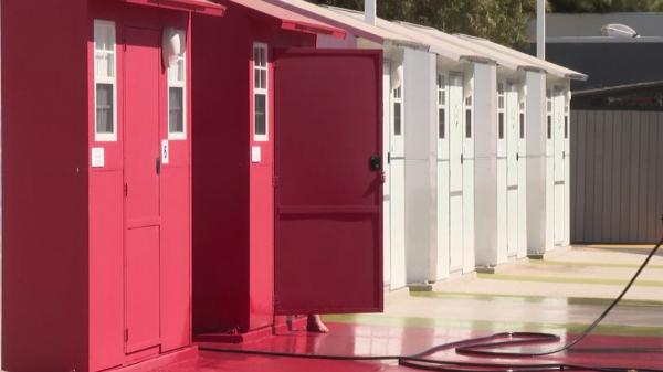 Sat cu case colorate, amenajat pentru persoanele fără adăpost din Los Angeles