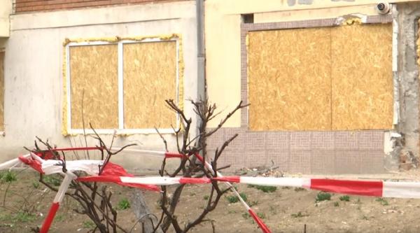 La 5 luni după ce o explozie i-a lăsat pe drumuri, locatarii unui bloc din Galați au ajuns la capătul răbdării. Autoritățile locale ridică din umeri