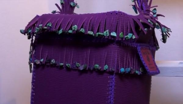 Povestea tinerei din Sibiu care realizează genţi, accesorii şi bijuterii din materiale reciclabile