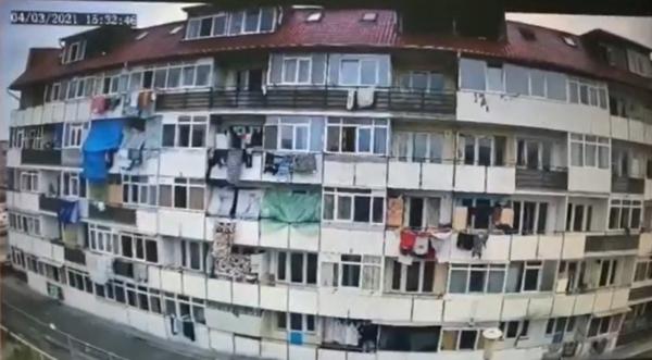 Familie evacuată dintr-un bloc social în Piteşti, după ce a fost filmată aruncând gunoi de la geam