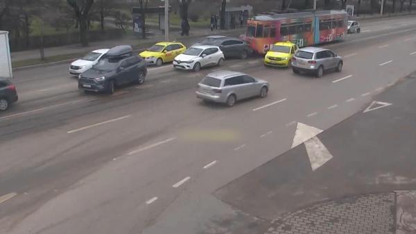 Anchetă internă, după ce un tramvai a măturat șase mașini, în Iaşi. Vatmanul nu reuşeşte să dea o explicaţie pentru ce s-a întâmplat