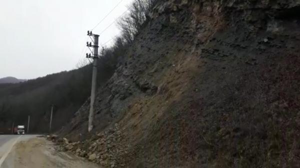 Cad pietre pe Valea Oltului. Traficul a fost blocat pe sensul de mers Vâlcea-Sibiu