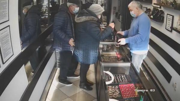 Doi bunici au devenit spaima magazinelor de bijuterii din Moldova. Ar fi furat zeci de bijuterii din Bacău, Vaslui, Bârlad şi Oneşti