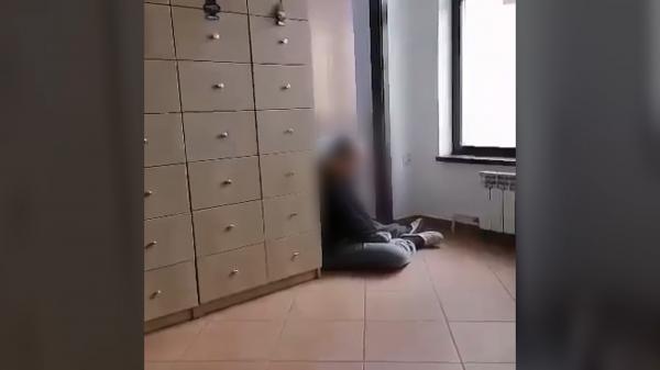 Un medic din Tulcea este acuzat că vine beat la muncă. Pacienții l-au găsit leșinat în cabinet, dar sunt mulțumiți de el