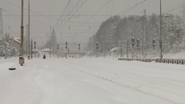 Primăvară cu troiene și risc de avalanșă. Dacă pe pârtie ninsoarea este motiv de bucurie, pe şosele apar problemele
