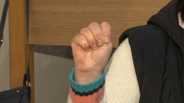 Un semn cu mâna ar putea reprezenta un strigăt silențios de ajutor din partea femeilor aflate în dificultate