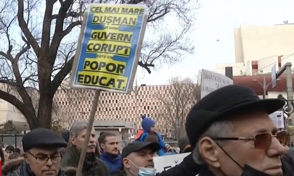 Proteste împotriva restricțiilor în Capitală și în mai multe orașe din țară. Senatoarea Diana Șoșoacă a dansat pe Pink Floyd