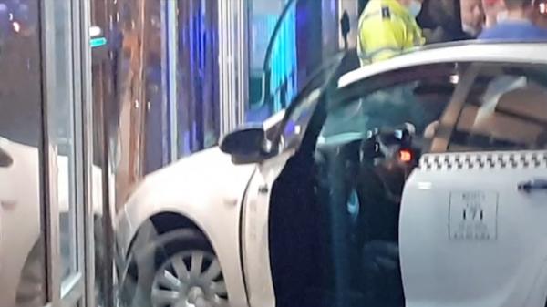 Un taximetrist a leşinat la volan şi a intrat cu maşina într-un magazin