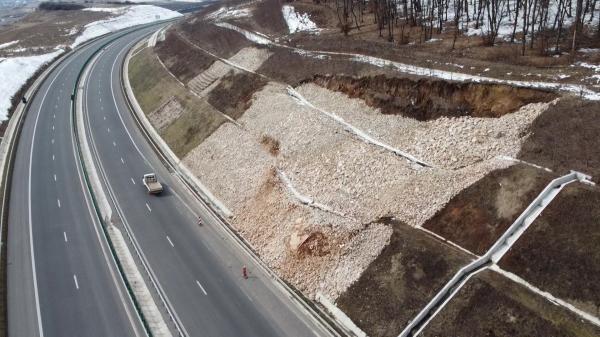 O nouă alunecare de teren, pe autostrada "muzeu" din Cluj