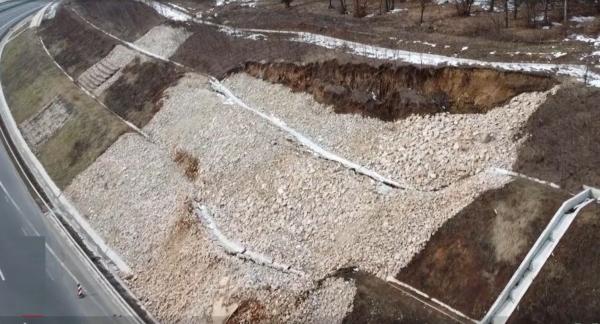 Pe "autostrada muzeu" din judetul Cluj, şoferii au ajuns să circule cu 60 de kilometri la oră. Șofer: ”Sunt multi subcontractori și banii se duc în altă parte”