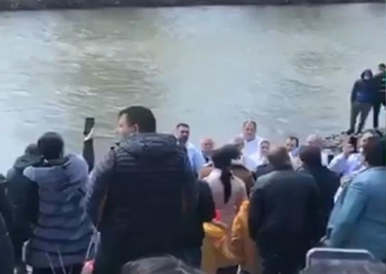 Botez cu zeci de oameni într-o localitate carantinată