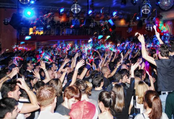 Restaurantele şi barurile, ameninţate cu închiderea. Patronii preferă să plătească amenzile, decât să tragă oblonul