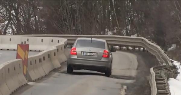 DN1 arată ca după război, şoferii fac slalom printre gropi. Drumarii spun că aşteaptă vremea caldă ca să-l repare