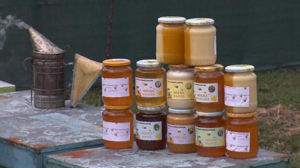 Apicultorii români abia supravieţuiesc în pandemie. Își vând mierea pe unde apucă, la preţuri de nimic