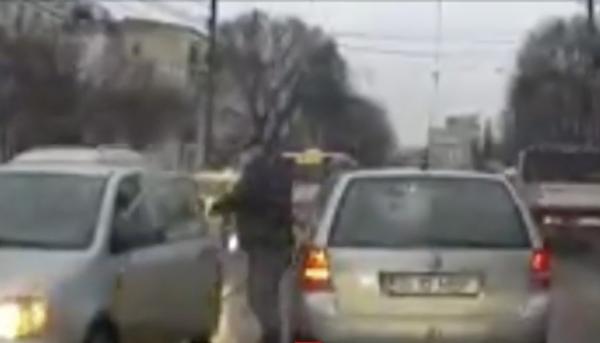 Conflict în trafic, rezolvat cu pumnul. Un bărbat din Iaşi a vrut să îşi verse furia pe un alt şofer, aşa că i-a lovit portiera maşinii