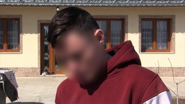Adolescent pus de un polițist să care un cadavru cu pătura, în Vaslui. Agentul s-a plâns că îl doare spatele