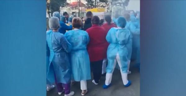 Zeci de medici și asistente din Buzău s-au înghesuit să atingă Icoana Maicii Domnului şi racla cu moaştele Sfinților Nectarie și Haralambie