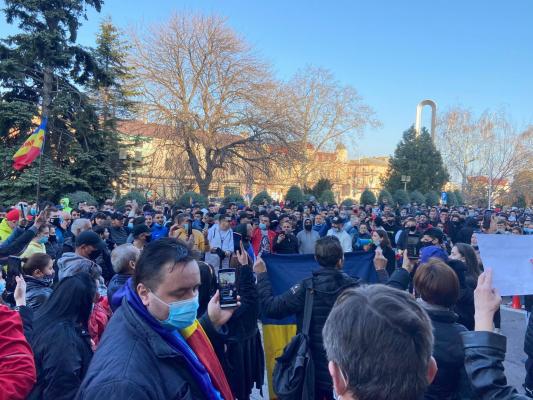 Proteste față de restricțiile din pandemie, în mai multe orașe din țară. La Constanța, manifestanții au încercat să incendieze măști, la Cluj se face sport în aer liber
