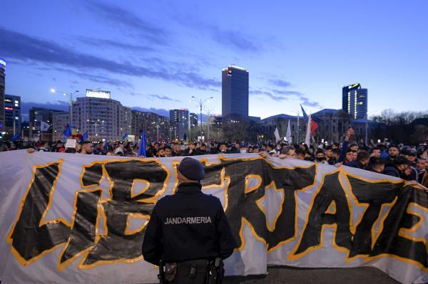 A treia zi de proteste, cu mai puțini oameni în stradă: "Protestez împotriva libertăţii". La Craiova, manifestanții au ars poze cu Raed Arafat