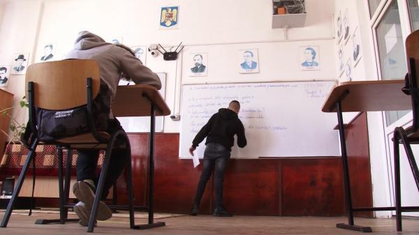 Cursurile online i-au costat o mică avere pe părinţi