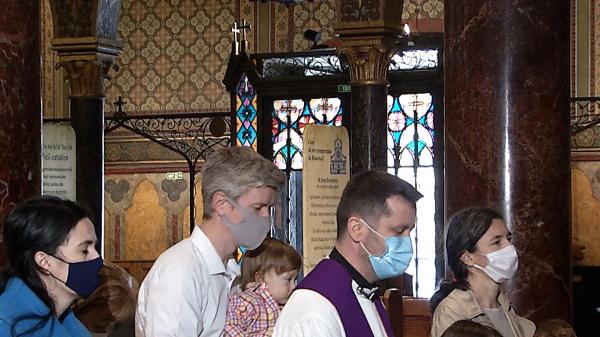 Catolicii așteaptă Învierea cu bisericile deschise