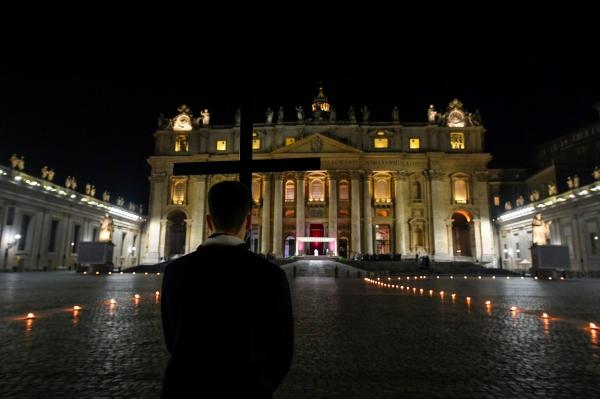 Paștele catolic, sărbătorit sub semnul carantinei în Europa. România, în schimb, a ridicat restricțiile pentru credincioșii dornici să ia Lumină