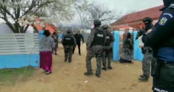 Nuntă mare spartă de mascaţi, la Catanele, în Dolj, după un live pe Facebook. Nuntaşii au fugit cu mâncarea în mână: "N-am văzut nimic!"