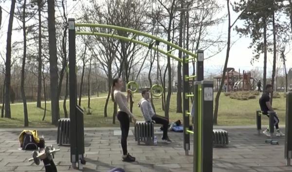 Sportivii clujeni de performanță și-au mutat antrenamentele în parc, după închiderea sălilor
