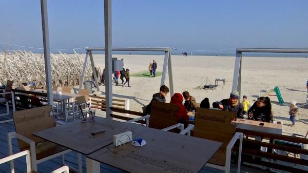 Val de veşti proaste pentru operatorii de plaje de pe litoral. Beach-baruri închise la ora 20.00, sectoare de plajă predate la mijlocul verii