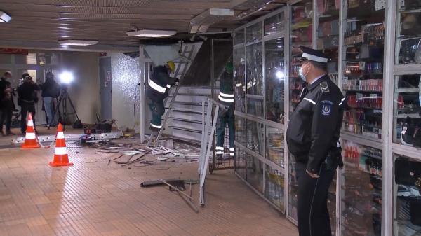 Demolarea de la metrou a luat o pauză. Nimeni cu ranga, s-au lipit doar afișe pe geamurile magazinelor