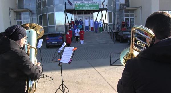 Filarmonica Arad, surpriză pentru medici. Artiştii au susţinut concerte inedite, în curţile spitalelor