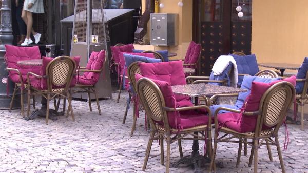 Patronii de terase se simt hărţuiţi de autorităţi din cauza controalelor efectuate pentru respectarea restricţiilor impuse ca măsură de combatere a coronavirusului