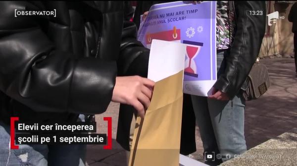 Elevii din toată ţara protestează față de haosul din învăţământ. Au trimis colete surpriză pentru Klaus Iohannis