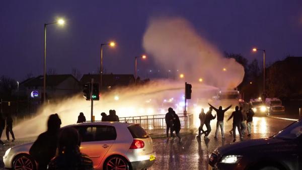 Zeci de poliţişti răniţi în timpul violenţelor de la Belfast