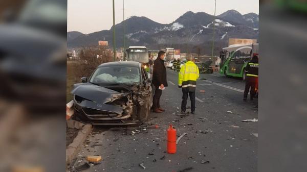 Accident înfiorător, cu două maşini şi un autobuz, surprins în îmagini, la Braşov