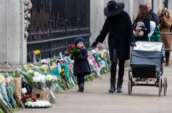 Funeraliile prinţului Philip vor avea loc la 17 aprilie, departe de ochii publicului. În fața Palatului Buckingham, britanicii au depus o mare de flori