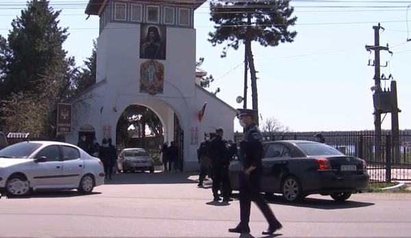 Pelerinaj cu scandal la Mănăstirea Cernica. Români din toată țara au fost întorși din drum de jandarmi pentru că localitatea este în carantină
