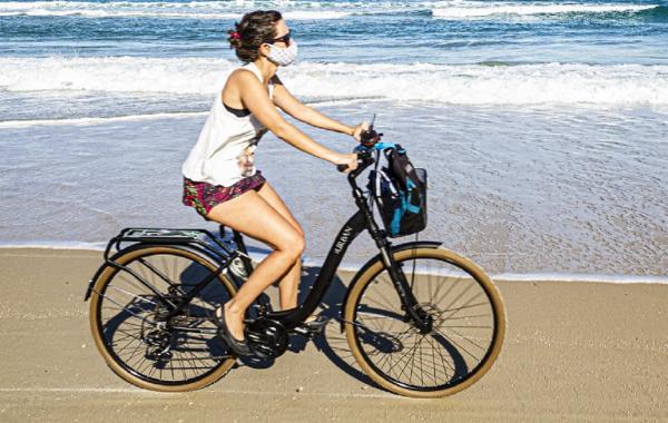 Purtarea măştii de protecţie ar putea să nu mai fie obligatorie din vară, la mare şi la munte, în anumite condiţii