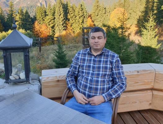 Ultimele ore ale bărbatului ucis în scara blocului, la Brașov. Iulian a sfârșit înjunghiat după ce a chemat acasă o fată cunoscută pe Internet
