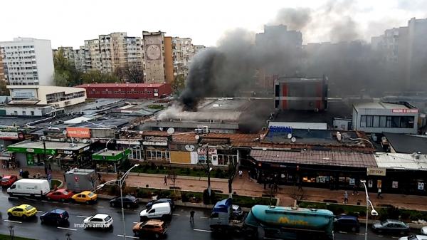Incendiu puternic în Piaţa Veteranilor din Capitală. Un magazin de haine s-a făcut scrum